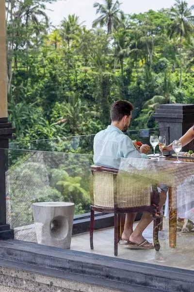 CasCades-Restaraunt-Guest-Lunch-Couple-1