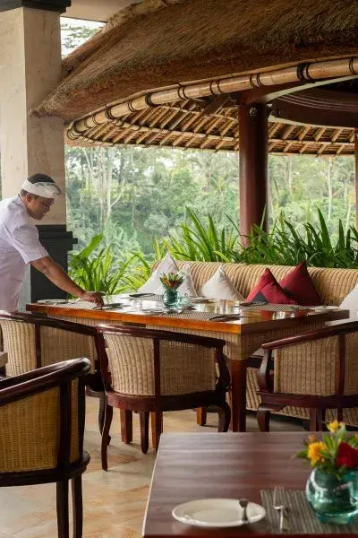 CasCades-Restaurant-Interior-Staff-by-SLH
